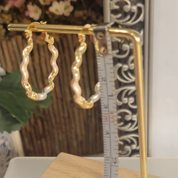 Tri-tone hammered hoop earrings. Hoops NEW. 1" - Picture 4 of 4